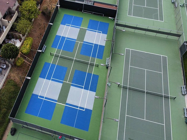 Sơn 3 lớp sân tennis-pickleball có 10% hạt cao su Decoturf USA trên nền nhựa